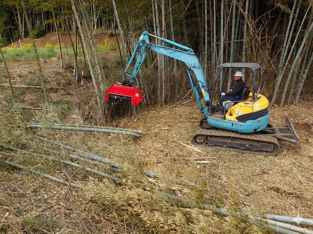 重機を使った竹林の環境整備作業